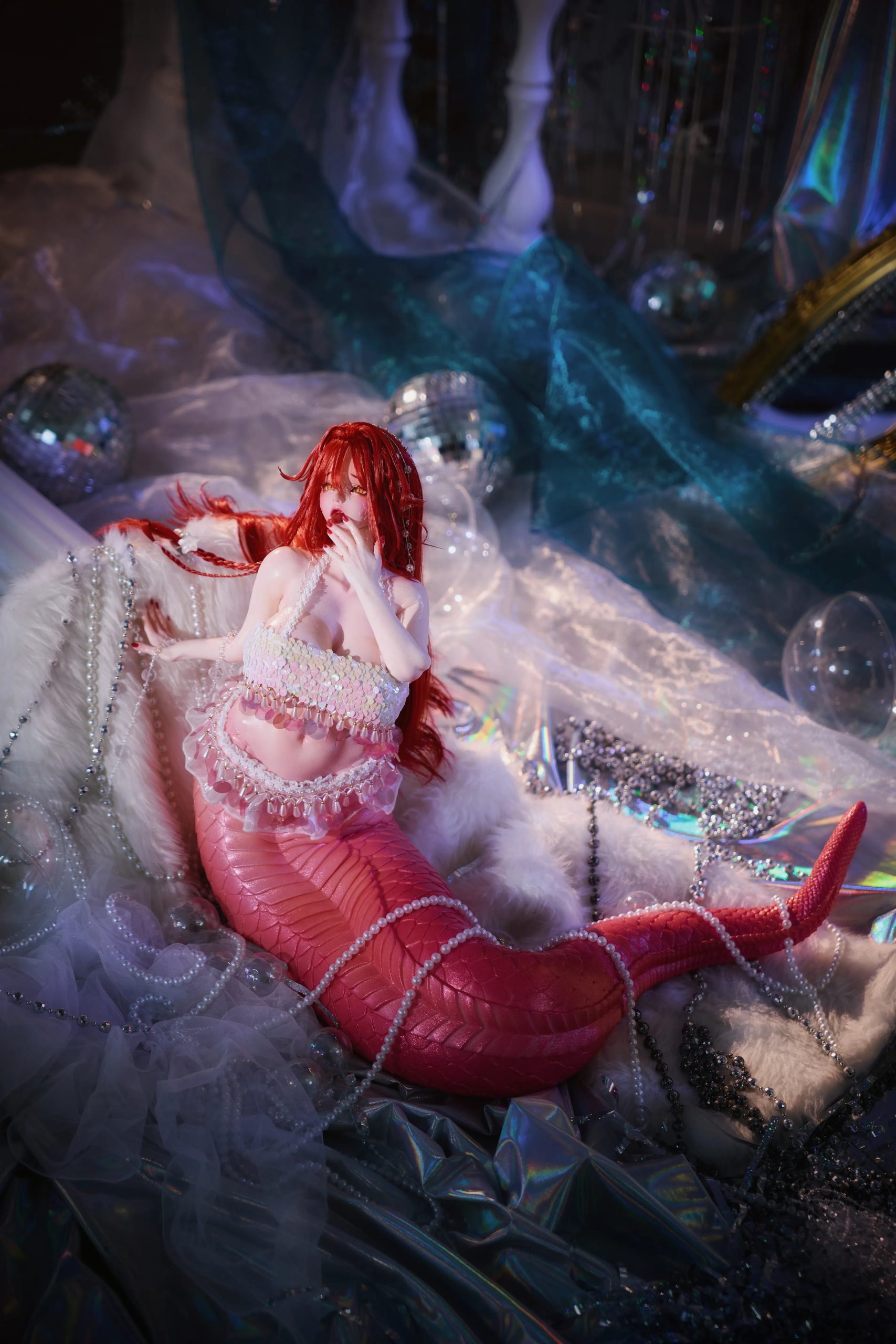 Mera figure rear view showing tail coil and hip structure