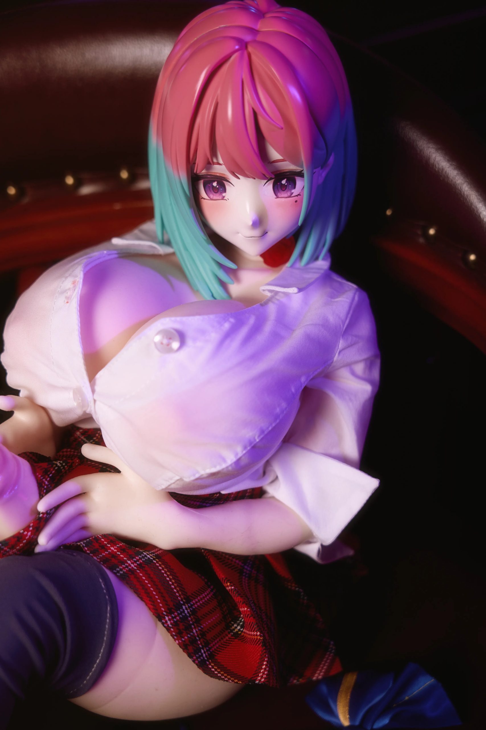 Close-up of the Reiyu GuiGui doll right hand showing gamer girl short fingernails